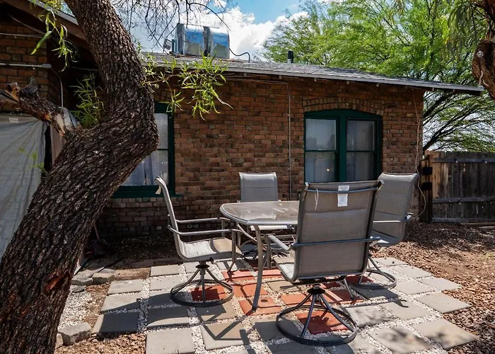 Work Desk- Firepit-pool-steps To Uofa Apartamento *