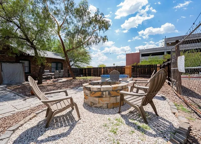 Work Desk- Firepit-pool-steps To Uofa Apartamento