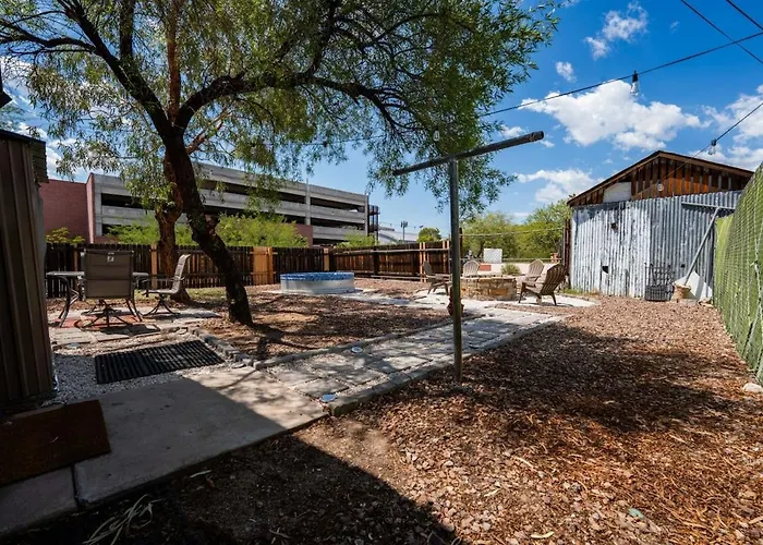 Work Desk- Firepit-pool-steps To Uofa Apartamento